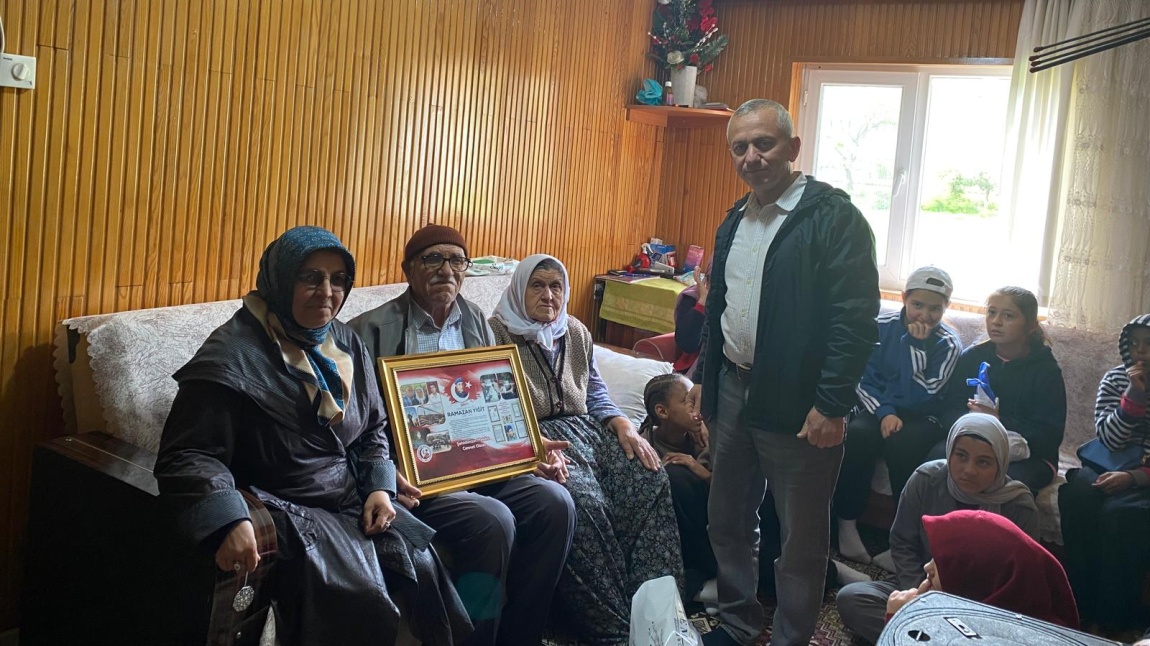 ŞEHİT AİLESİNE ZİYARET
